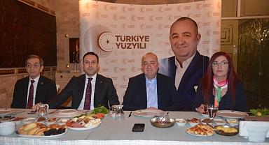 Gider; "Atatürk heykelini 10 metre yana almışlar. İnsafınız kurusun"