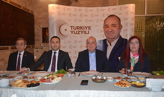 Gider; &quot;Atatürk heykelini 10 metre yana almışlar. İnsafınız kurusun&quot;