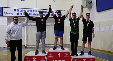 Güreşçiler madalyalarını aldı