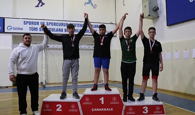 Güreşçiler madalyalarını aldı