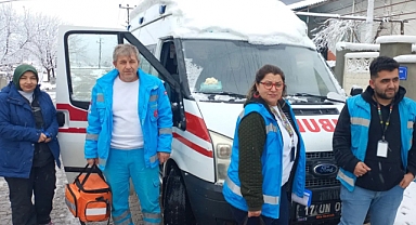 Kar yağışına rağmen evlerde sağlık hizmeti verdiler