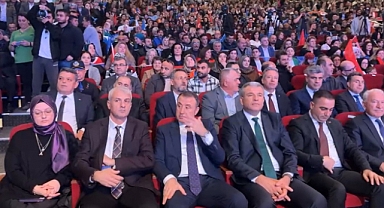 AK Partili Başkan sahneye davet edilmeyince programı terk etti