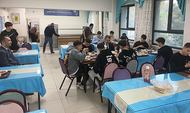 Vali Aktaş, akşam yemeğinde gençlerle buluştu