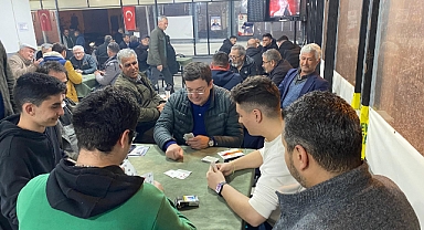 CHP'li Erkek gençlerle kahvede oyun oynadı