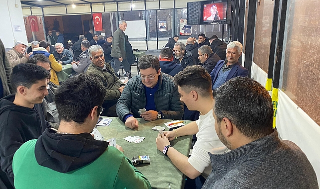 CHP&#039;li Erkek gençlerle kahvede oyun oynadı