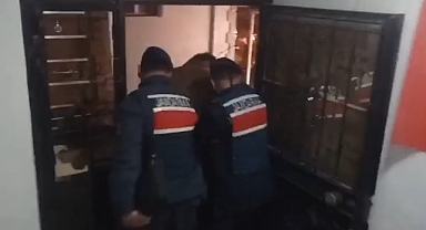 Gardırobun içinde saklanırken yakalandı (VİDEO)