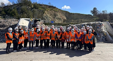 Halkla İlişkiler öğrencilerinden ilkokul öğrencilerine geri dönüşüm gezisi