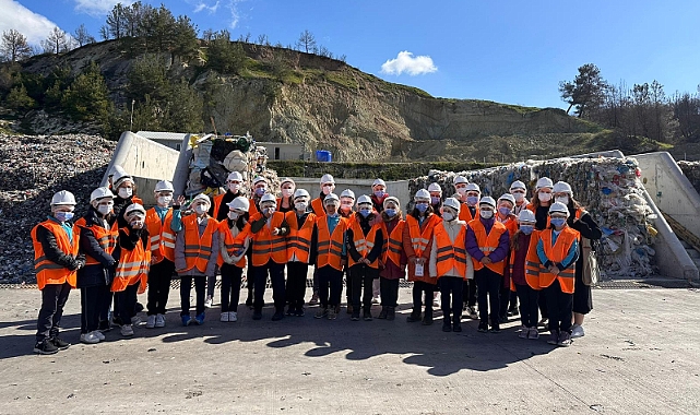 Halkla İlişkiler öğrencilerinden ilkokul öğrencilerine geri dönüşüm gezisi