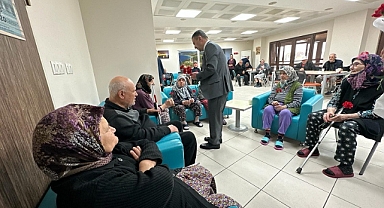 Vali Aktaş'tan huzurevi sakinlerine karanfil