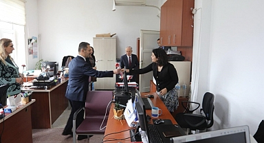 Vali Aktaş'tan kadınlara karanfil