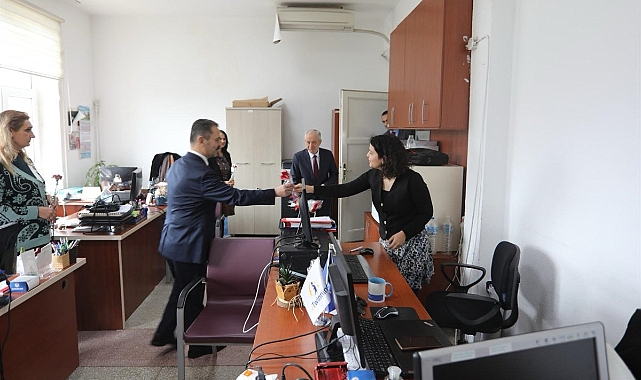 Vali Aktaş&#039;tan kadınlara karanfil