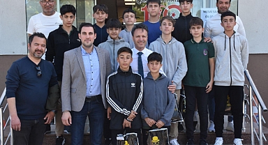 Başarılı sporcular Başkanı ziyaret etti