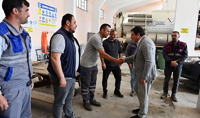 Başkan Erkek tatilde çalışan personelleri ziyaret etti