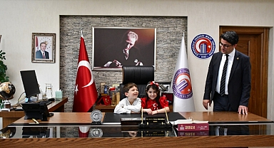 ÇOMÜ Rektörü Erenoğlu, koltuğunu miniklere devretti