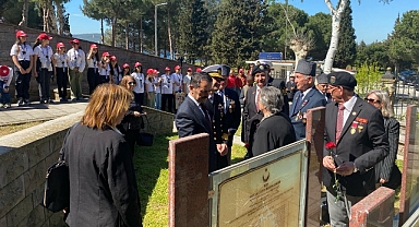 Dumlupınar şehitleri anıldı, denize çelenk bırakıldı