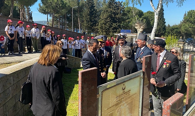 Dumlupınar şehitleri anıldı, denize çelenk bırakıldı