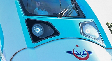 Milli elektrikli trenin 3. seti raylara çıktı