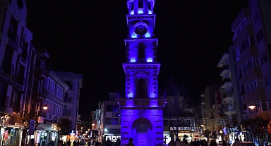 Tarihi simgeler mavi renkte ışıklandırıldı