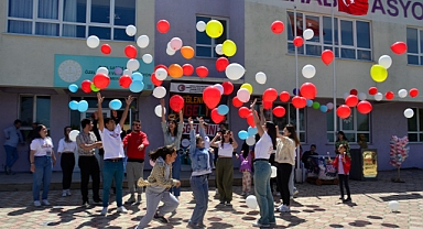 Üniversite öğrencileri, bayramı çocuklarla kutladı