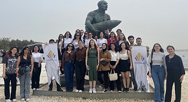 Üniversite öğrencileri Tarihi Alan'da