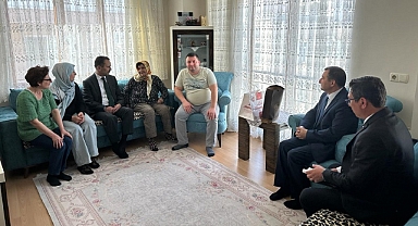 Vali Aktaş Çanakkalelileri evlerinde ziyaret ediyor