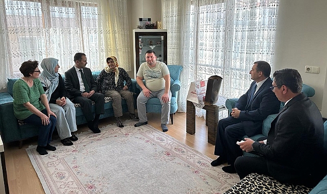 Vali Aktaş Çanakkalelileri evlerinde ziyaret ediyor