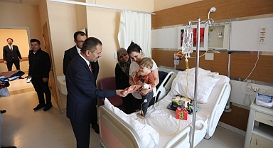 Vali Aktaş, hastanede tedavi gören çocukların bayramını kutladı