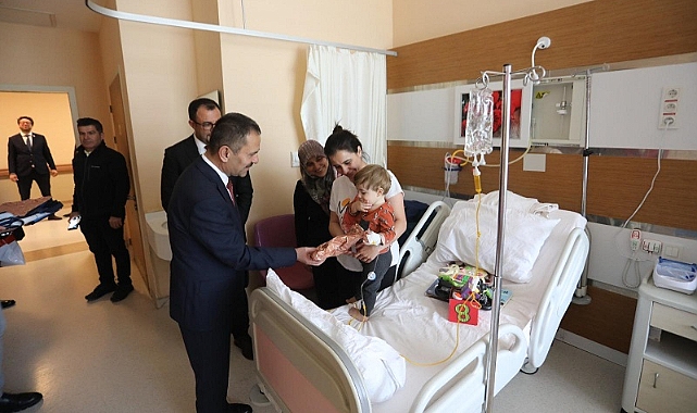 Vali Aktaş, hastanede tedavi gören çocukların bayramını kutladı