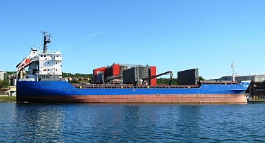 Yangın süren gemi boğazda sürükleniyor