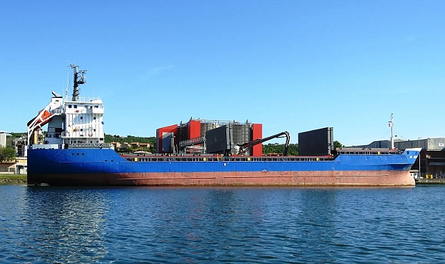 Yangın süren gemi boğazda sürükleniyor