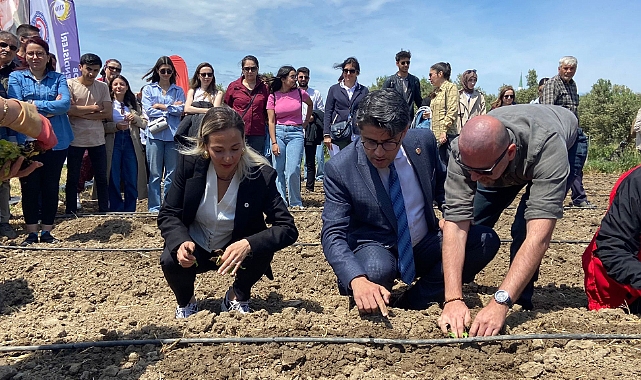 Dünya Çiftçiler Günü’nde süs bitkileri toprakla buluşturuldu
