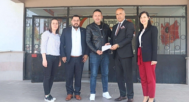 İlk maaşını eğitim için bağışladı