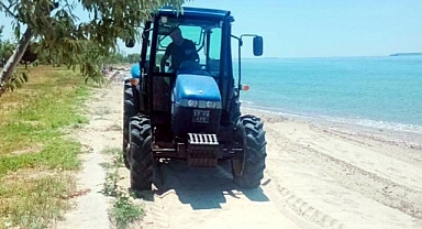 Kepez Belediyesi halk plajını temizliyor