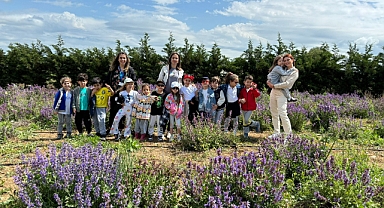 Öğrenciler parkta bitkileri inceledi