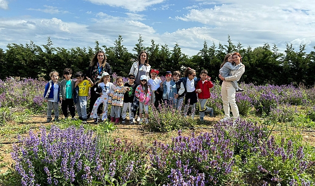 Öğrenciler parkta bitkileri inceledi