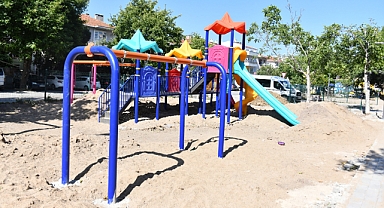 Parklarda yenileme çalışmaları sürüyor