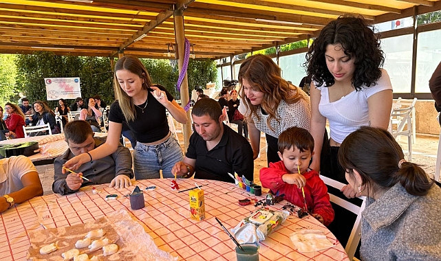 Üniversiteliler otizmli çocuklara Hobi Günü düzenledi