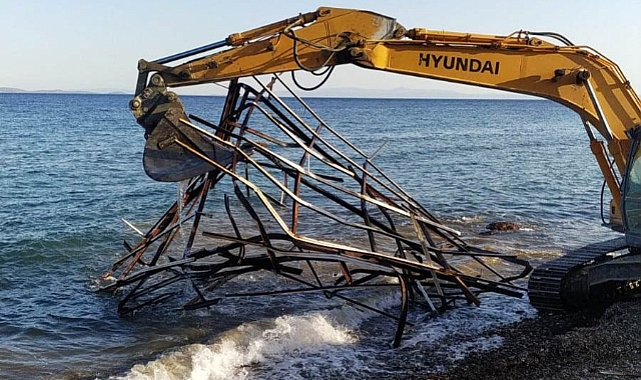 Kıyılarda ve sahil şeridinde izinsiz yapılar yıkılıyor