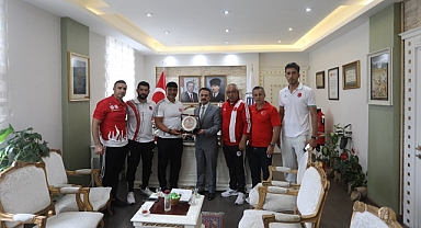 Milli Takım Antrenörleri Vali Aktaş'ı ziyaret etti