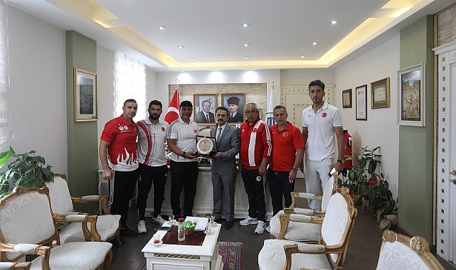 Milli Takım Antrenörleri Vali Aktaş&#039;ı ziyaret etti