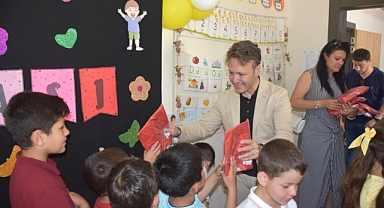 Öğrencilere Milli Takım forması hediye etti