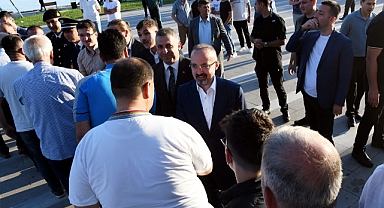 Turan, bayramı namazını Lapseki'de sahil camiinde kıldı