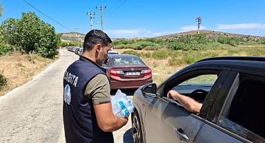 Bozcaada Belediyesi'nden tatilcilere su ikramı