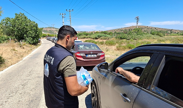Bozcaada Belediyesi&#039;nden tatilcilere su ikramı