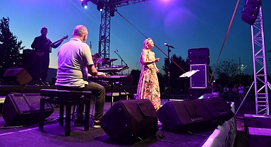 Jülide Özçelik, sevilen şarkılarını seslendirdi