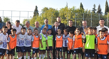 Çocuklarla birlikte futbol oynadı