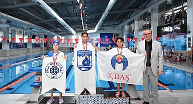 Yüzücüler madalyalarını aldı