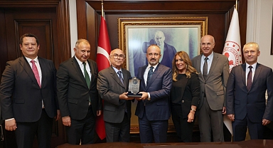 Bülent Turan misafirlerini ağırlıyor