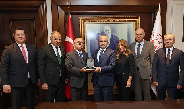 Bülent Turan misafirlerini ağırlıyor