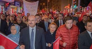 Fener Alayı'nda meşaleler Cumhuriyet için yandı